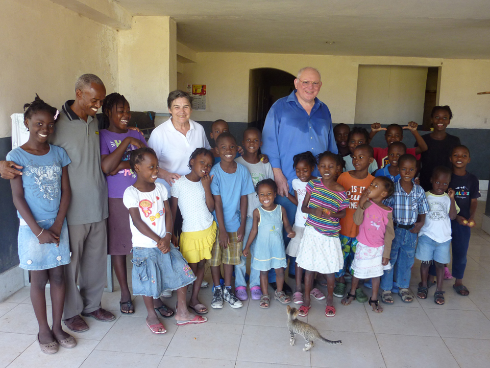 Anne-Marie et Denis accueillis par les enfants de l'orphelinat