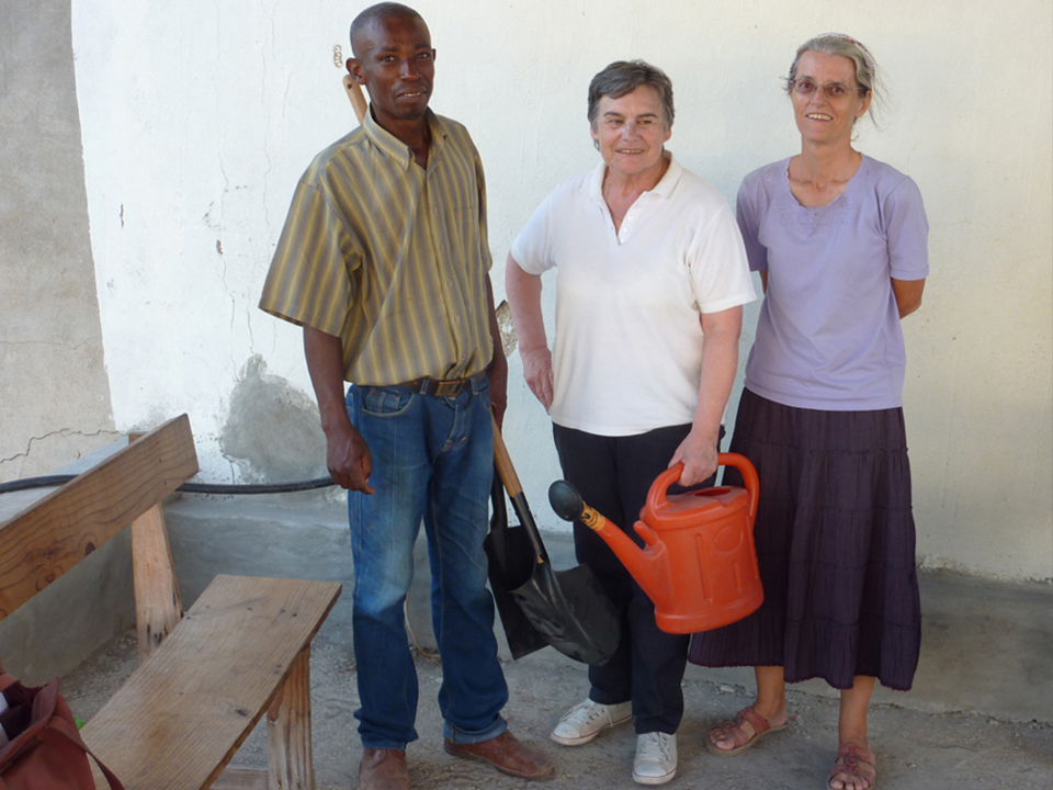 Claire Chapuis est responsable de la mission en Haïti ; à ses côtés Anne-Marie Cousse remettant les 1ers outils agricoles ce mois d'avril 2014.